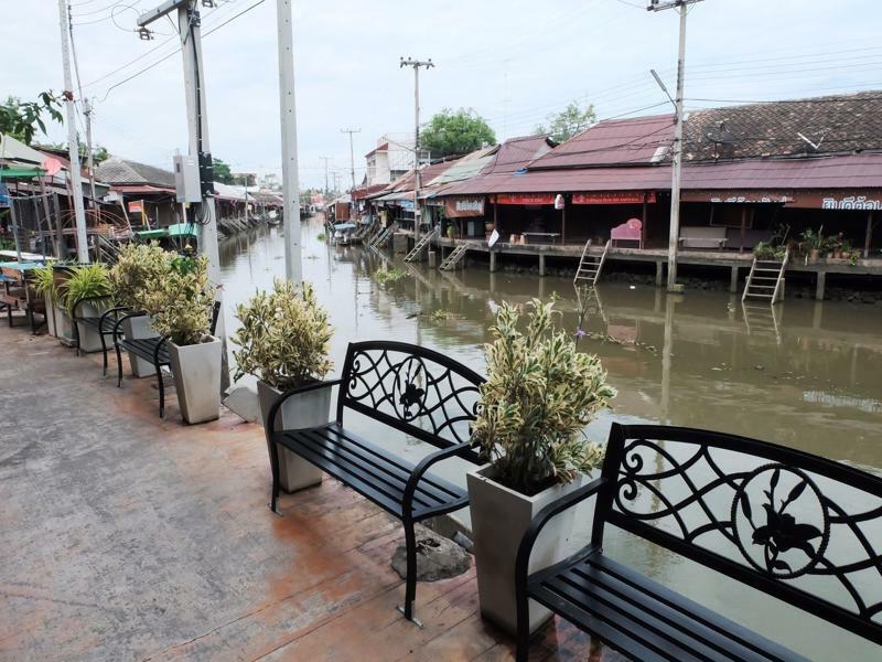 Roomquest Rimrabeang At Amphawa Esterno foto