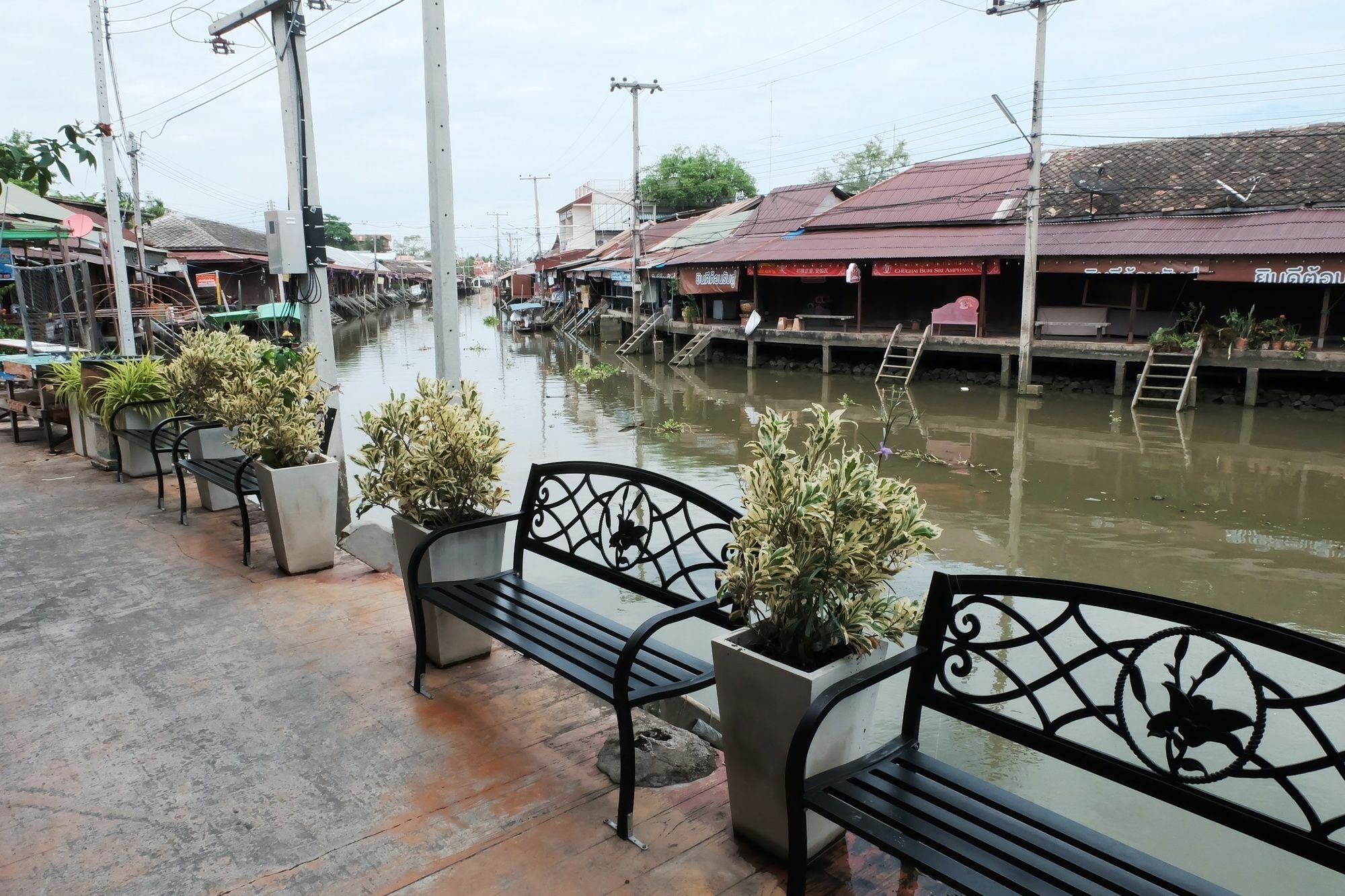Roomquest Rimrabeang At Amphawa Esterno foto